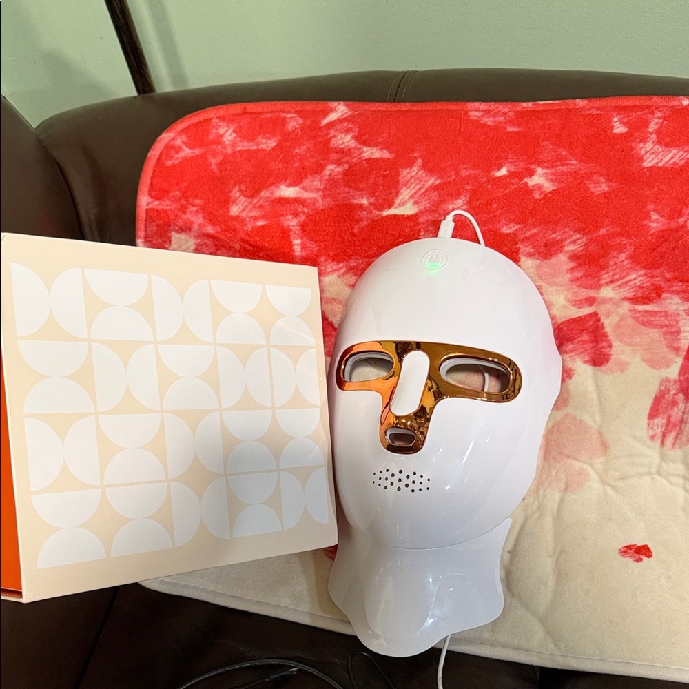LED Light Therapy Mask - White
